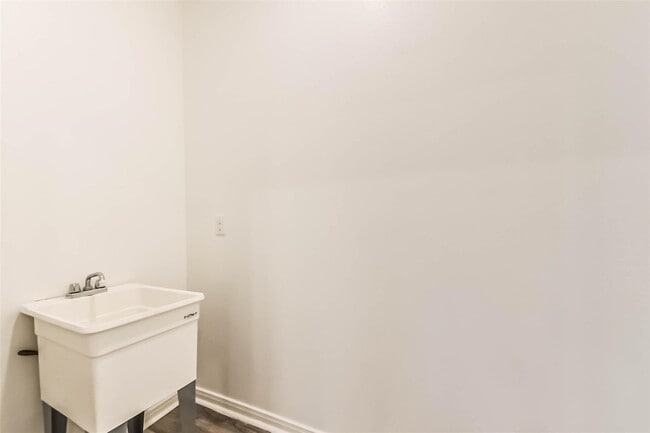 Building Photo - 3420 Sunrise Dr