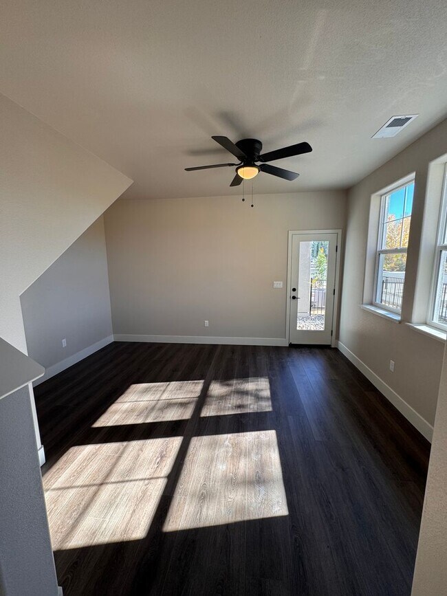 Building Photo - NEW! 3/2.5/2 Townhome in Gardnerville