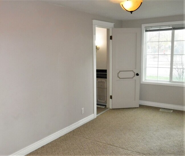Building Photo - Adorable 1 bed 1 bath North End Apartment off 9th & Ada