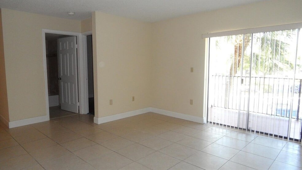 Building Photo - 351 Palm Way