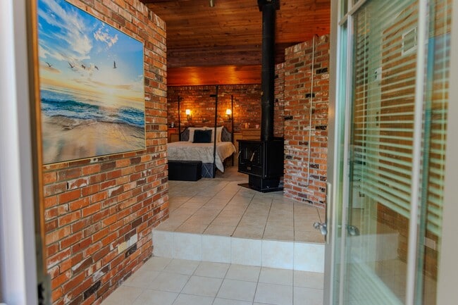 Building Photo - 2750 Greenbriar Dr