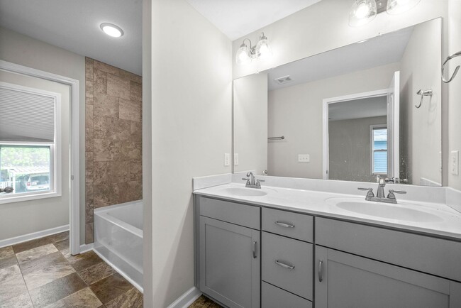 Building Photo - 3 Bedroom Home For Rent Near Historic Down...