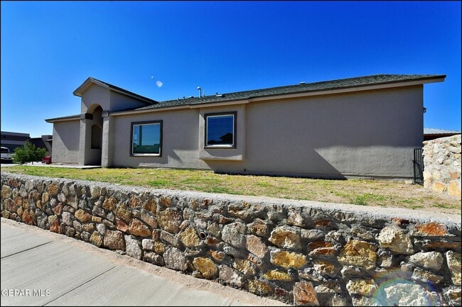 Building Photo - 14945 Tierra Escape Ave