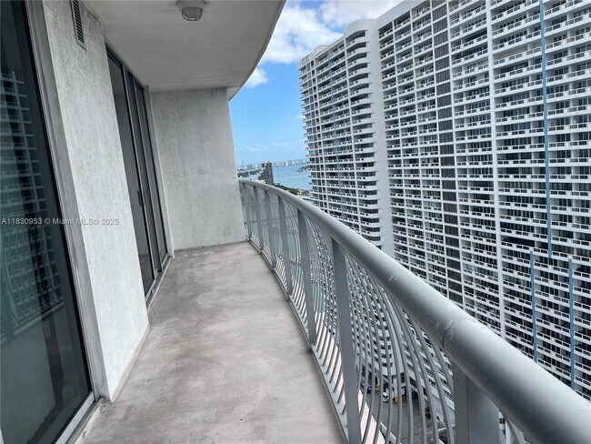 Building Photo - 1750 N Bayshore Dr