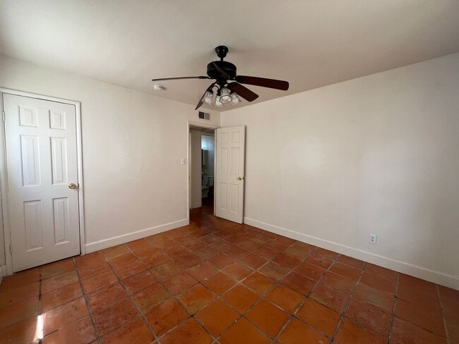 Building Photo - 3 Bedroom 1 Bathroom House with Spacious L...