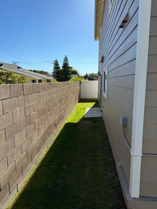 Building Photo - 1711 E 68th St