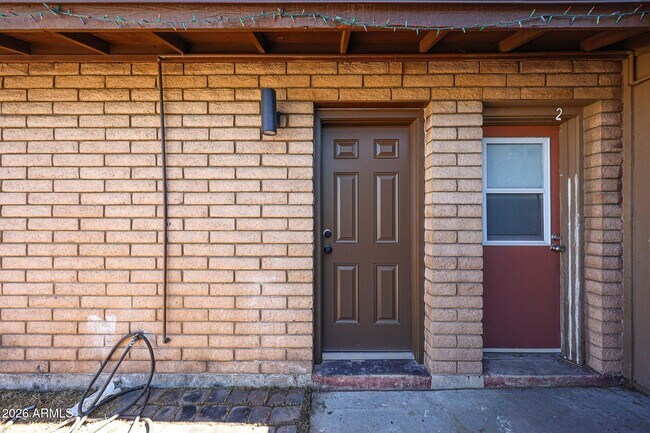 Building Photo - 558 S Lesueur