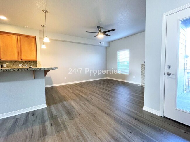 Building Photo - Spacious and Modern 3-Story Townhome - Mol...