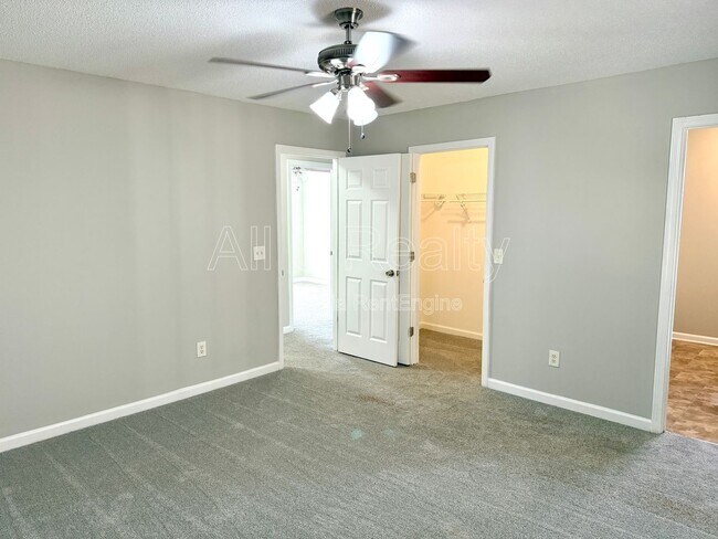 Building Photo - 753 Newport Dr