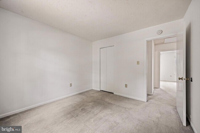 Building Photo - 16 Meadowside Ct