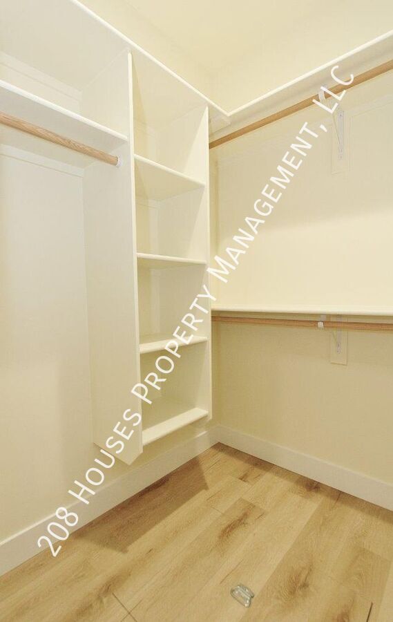 Building Photo - Immaculate Main-Level Apartment *75% Off F...