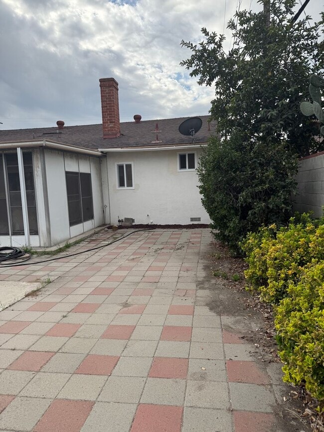 Building Photo - This Beautiful Home is Available NOW for Lease! 3BR/2BA Located in North Hollywood