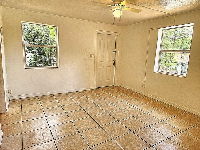 Building Photo - Cozy 2-bedroom, 1-bath home in Daytona Beach