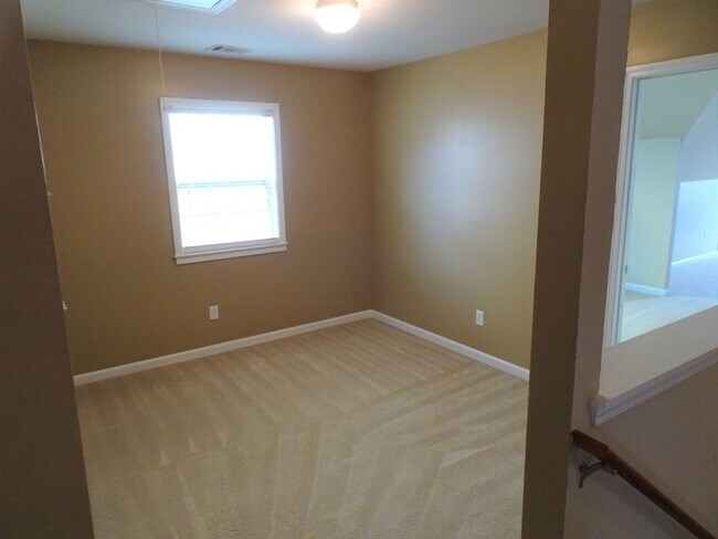 Building Photo - Prime Newnan location, close to everything...