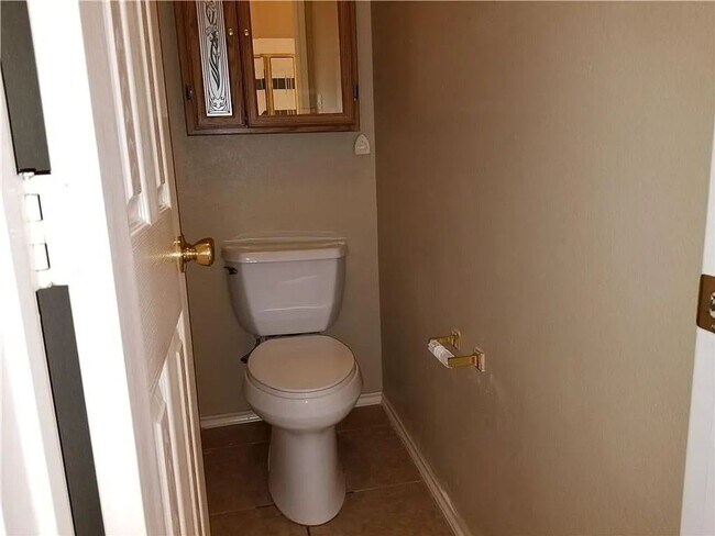 Building Photo - Stunning 5-Bedroom, 3-Bath Home with Over ...