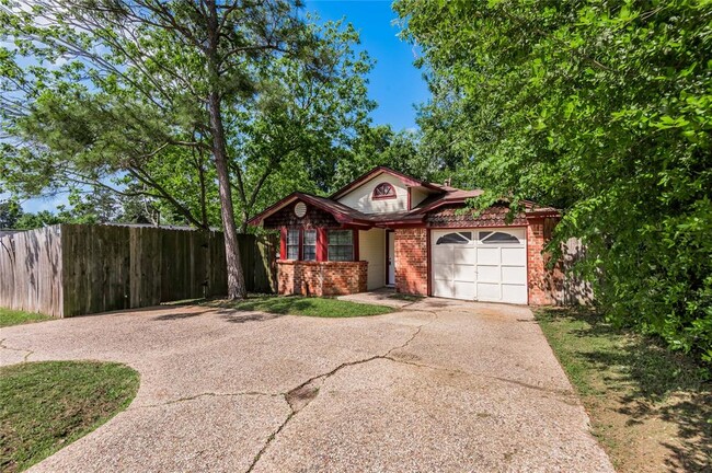 Building Photo - 610 Normal Park Dr