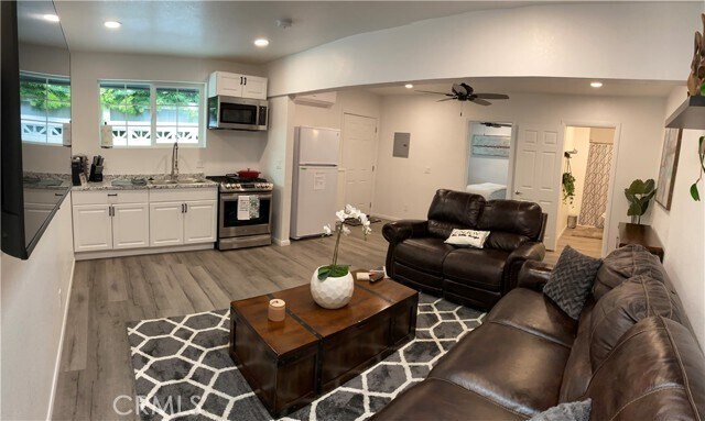 Building Photo - 723 N Quince Ave