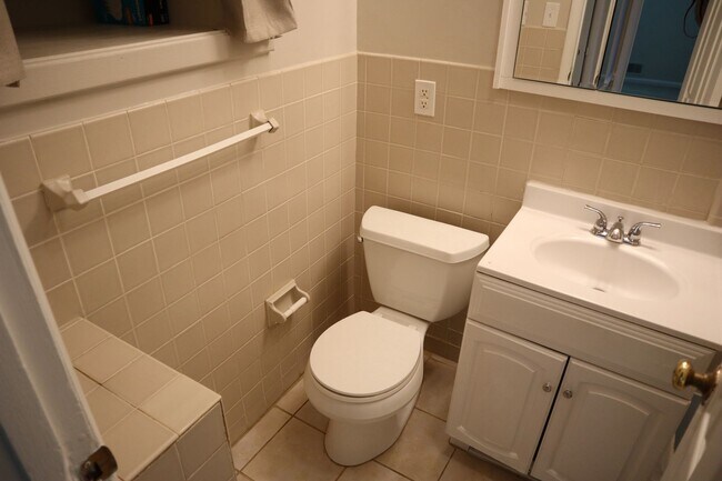 Building Photo - Charming 3-Bedroom, 2-Bath Split-Level Sin...