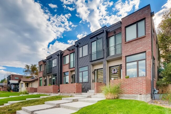 Building Photo - High Street Townhomes 3 bedroom unit with ...