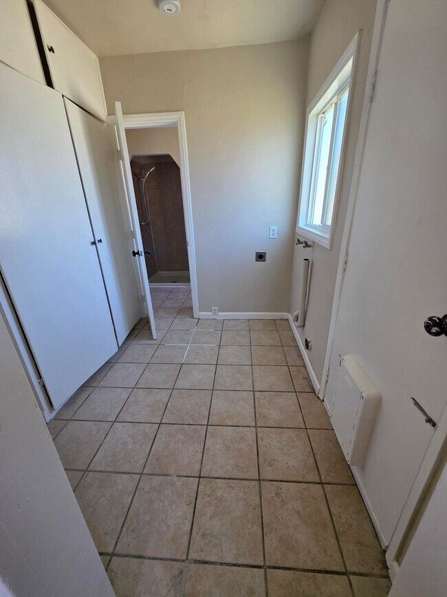 Building Photo - 2641 N Arrowhead Ave