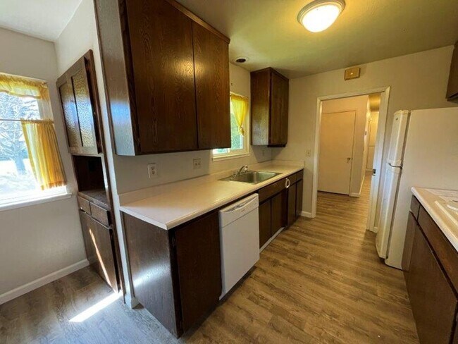 Building Photo - Desired Greenhaven 4 Bedroom