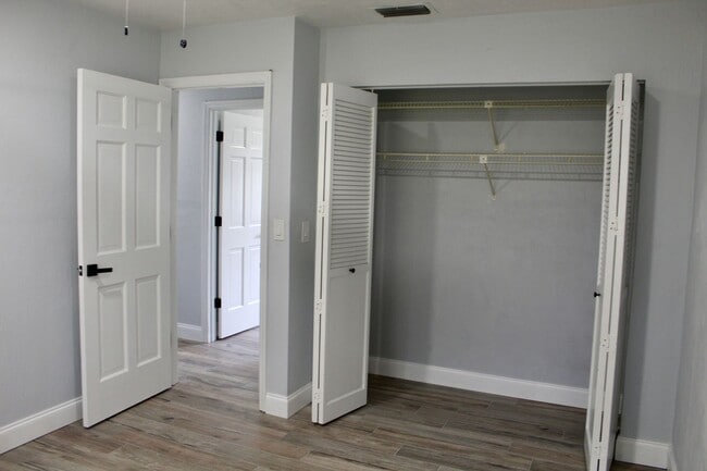 Building Photo - Port Orange Charming 5-Bedroom, 2-Bathroom...