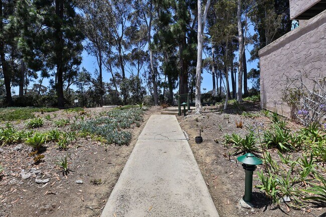 Building Photo - La Jolla Townhome with Garage & Private Deck