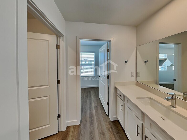 Building Photo - 9620 E Friedel Dr