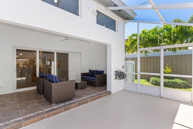 Building Photo - 735 NE 6th St