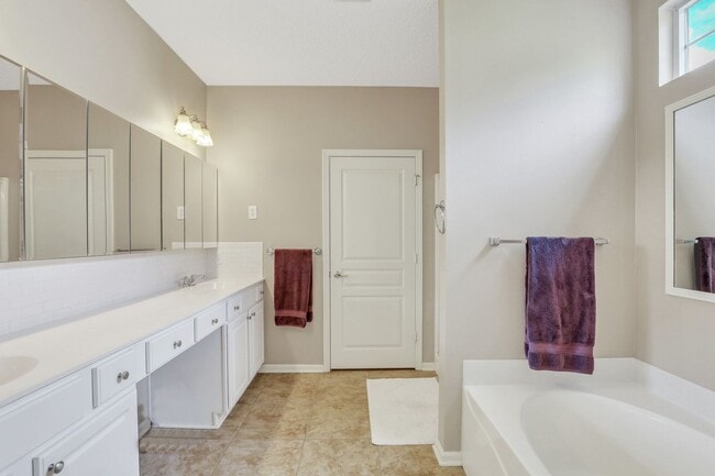 Building Photo - Stunning 2 bedroom, 2 bath in Bluffton