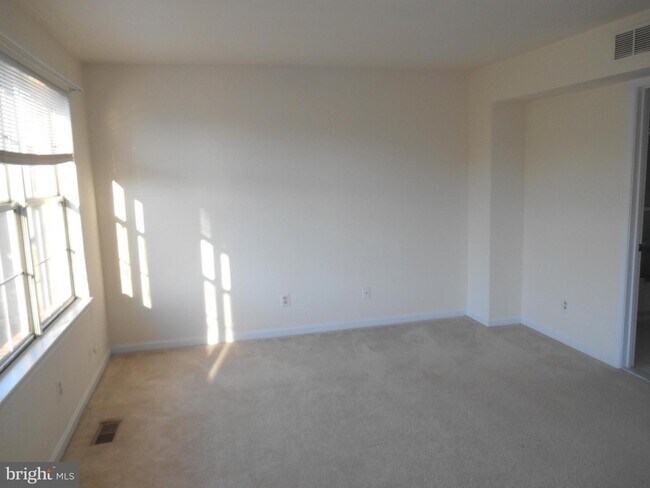 Building Photo - Effortless Living: Spacious Townhome with Wood Floors