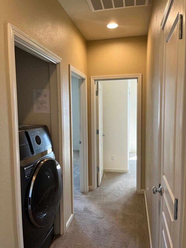 Building Photo - Stylish Willow Glen Townhome with Dual Master Suites, High Ceilings & Modern Upgrades!