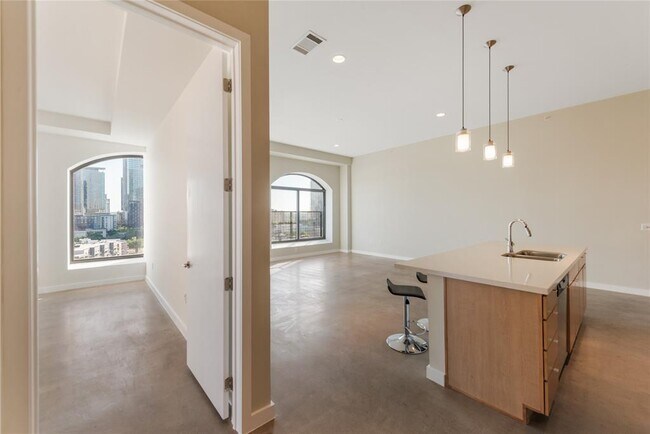 Building Photo - 507 Sabine St