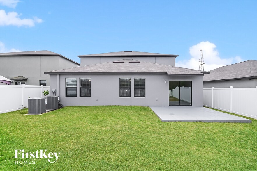 Building Photo - 14827 Crescent Rock Dr