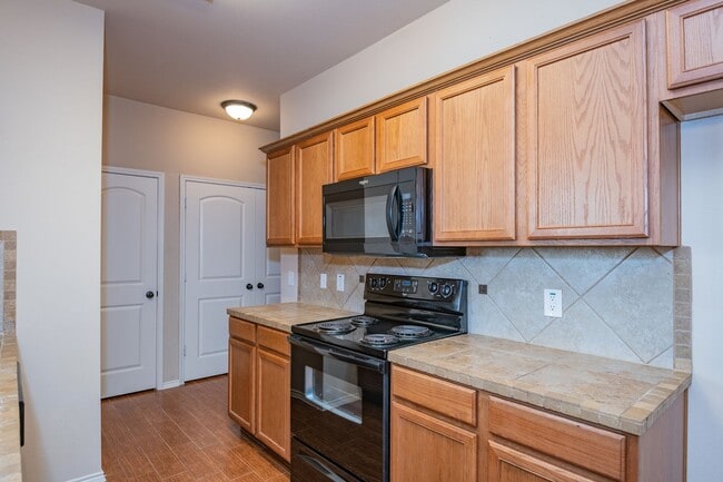 Building Photo - Beautiful 3 Bedroom, 2.5 Bath duplex located in Woodland Estates!