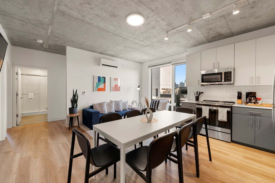 Building Photo - 853 W Blackhawk St