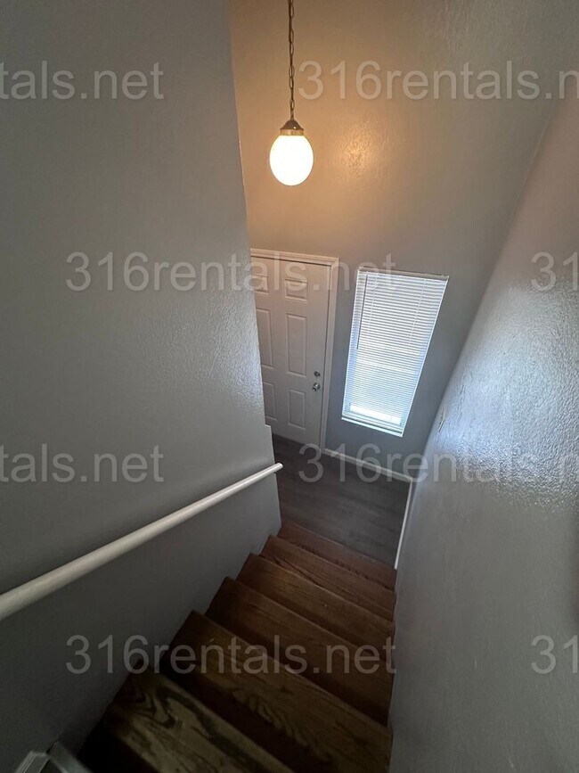 Building Photo - $895 - 2 bed 1.5 bath beautiful bi-level apartment