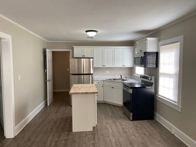 Building Photo - 3 bedroom, 2 bath ranch style home