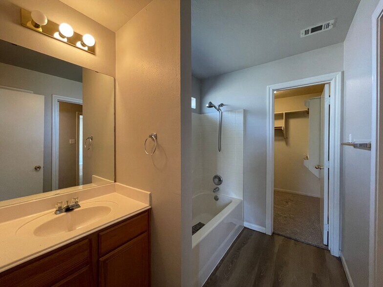 Building Photo - Updated 4 Bed, 3 Bath Home for Fall 2026 Move In!