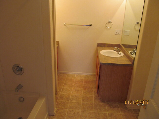 Building Photo - 2 Bed 2 Bath Condo....Available Now In Gat...