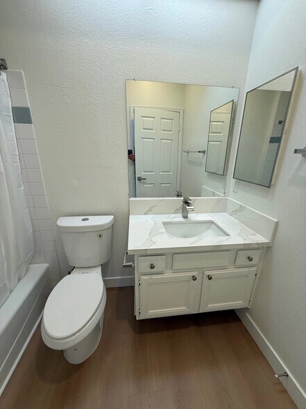 Building Photo - 15507 Moorpark St