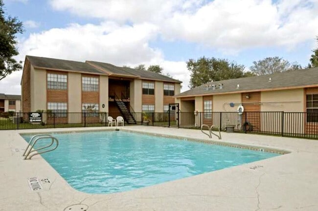 Building Photo - King Bordeaux Apts