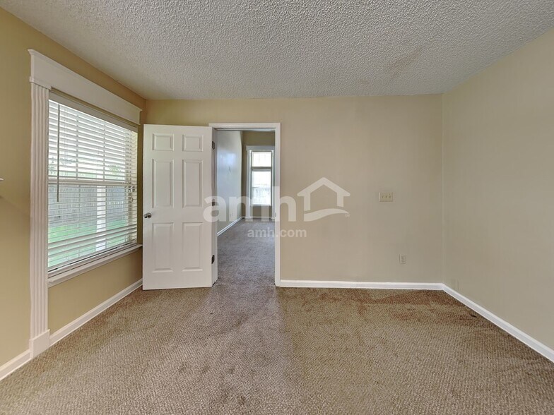 Building Photo - 325 Willow Green Dr