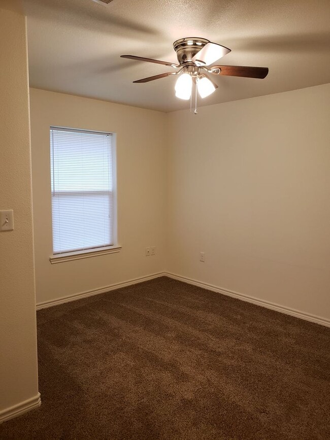 Building Photo - Spacious NISD home