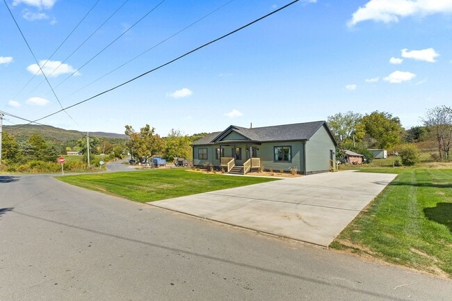 Building Photo - 105 Bishop Hollow Rd