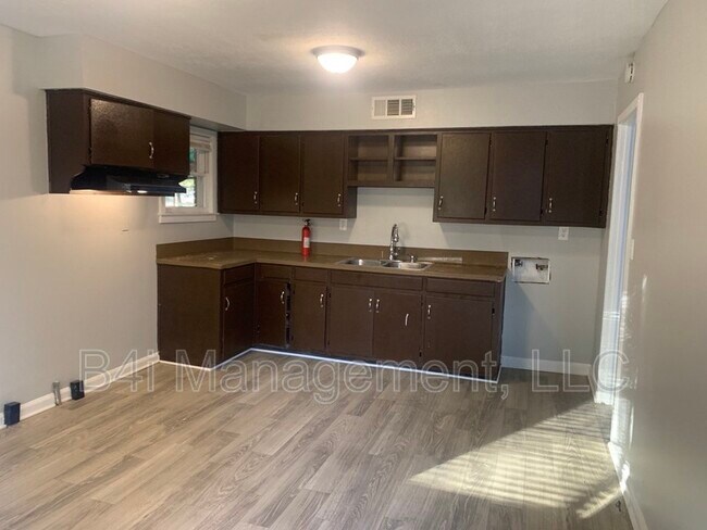 Building Photo - 1045 Enoch Dr
