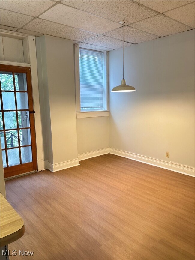 Building Photo - 1066 E 62nd St