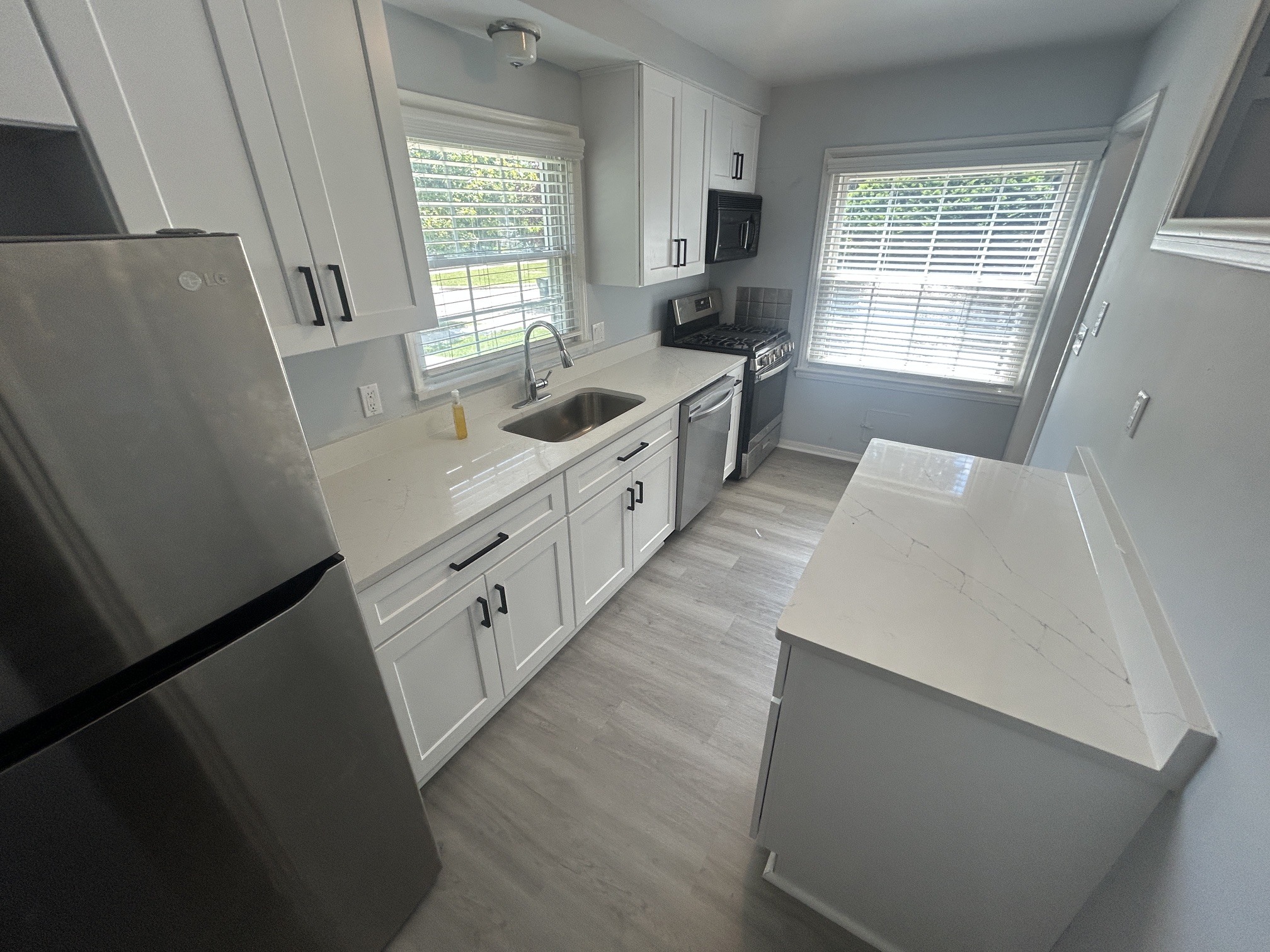 Building Photo - 4121 Seminole Dr