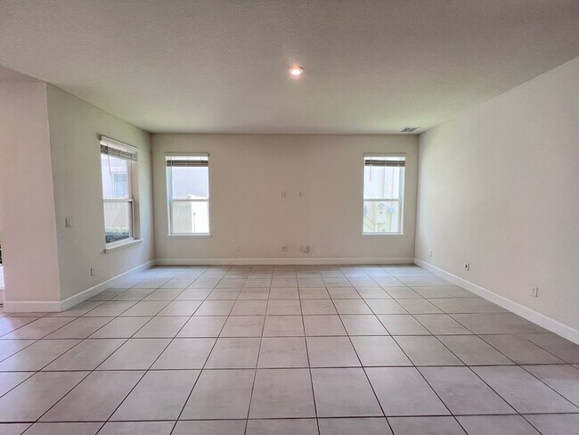 Building Photo - Gorgeous Furnished Home in Winter Garden!