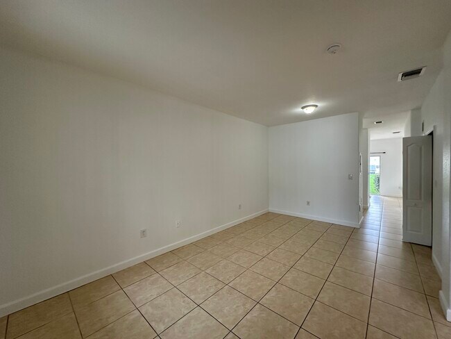 Building Photo - 2650 SE 16th Ter